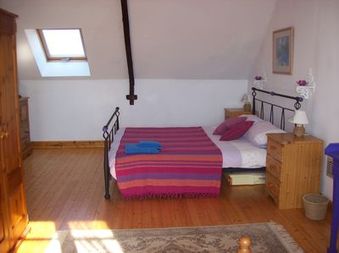 the family room, kingsize bed 